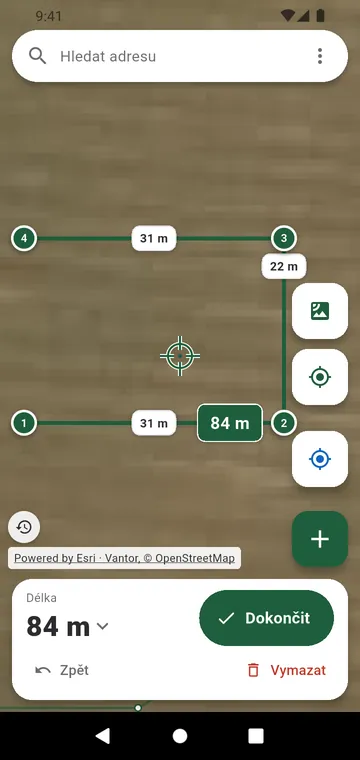 Linie plotu nakreslená na satelitní mapě, s její délkou