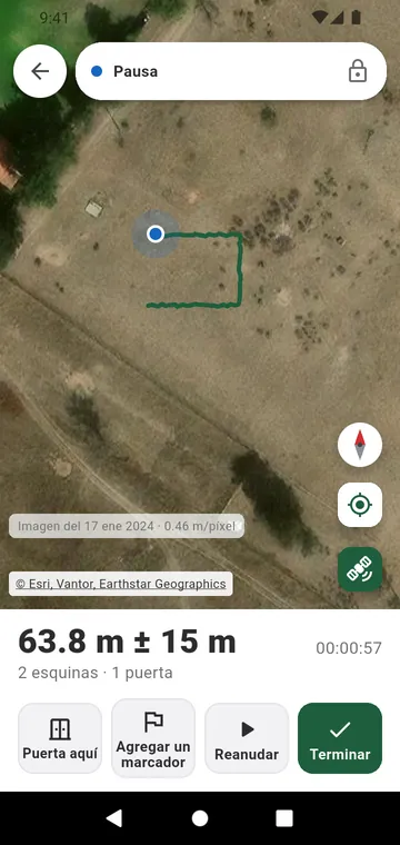 La línea de la cerca recorrida con GPS, con las puertas en el camino