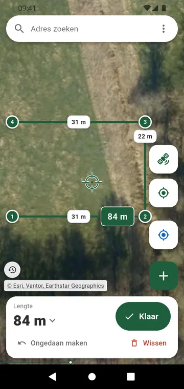 Een lijn van een omheining getekend op de satellietkaart, met haar lengte