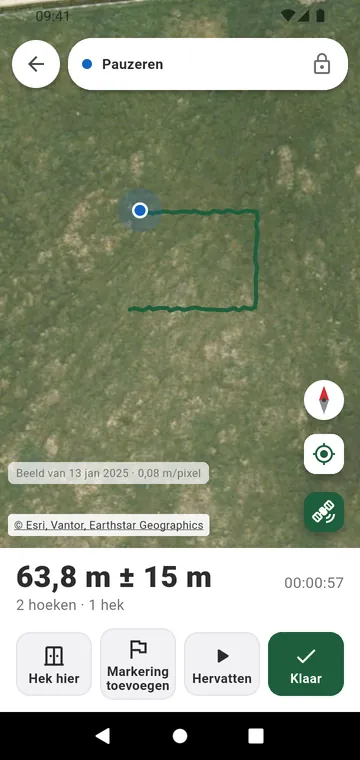 De lijn van de omheining aflopen met gps, met hekken onderweg