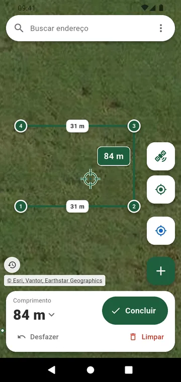 Uma linha de cerca desenhada no mapa de satélite, com o comprimento